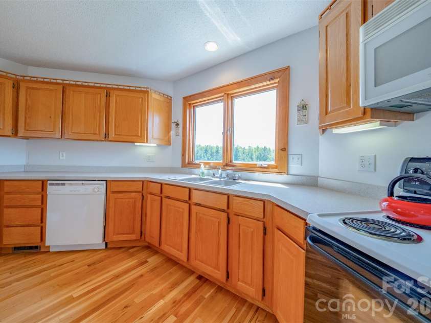 216 Deer Track Lane, Sparta, NC 28675.  MLS# CAR4375464, YatesRealty ID 22869. 