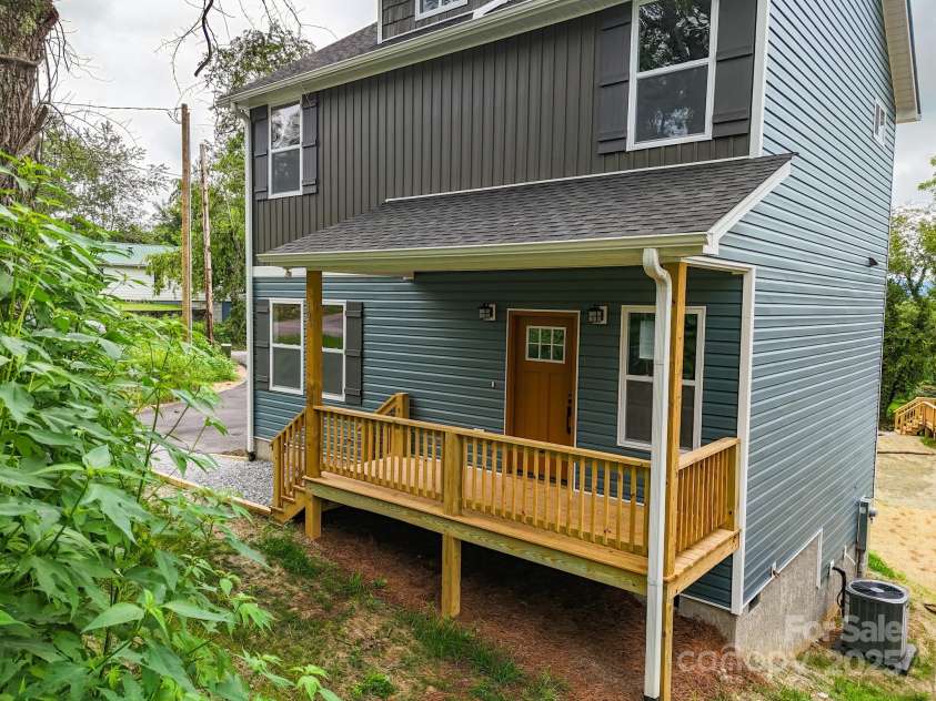 396 Deaverview Road, Asheville, NC 28806.  MLS# CAR4270512, YatesRealty ID 2287. 