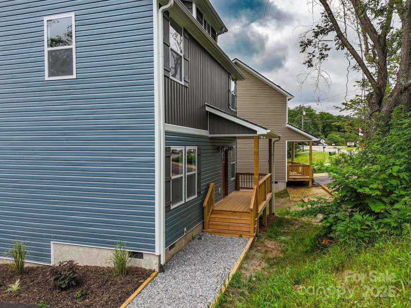 396 Deaverview Road, Asheville, NC 28806.  MLS# CAR4270512, YatesRealty ID 2287. 