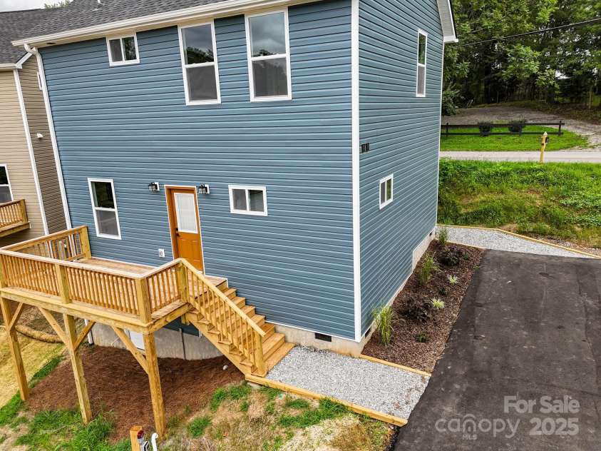 396 Deaverview Road, Asheville, NC 28806.  MLS# CAR4270512, YatesRealty ID 2287. 