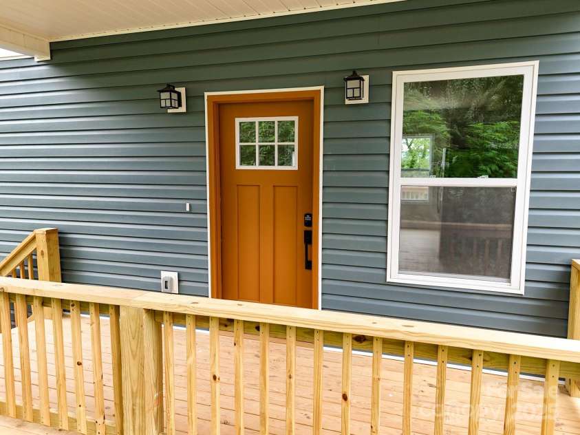396 Deaverview Road, Asheville, NC 28806.  MLS# CAR4270512, YatesRealty ID 2287. 