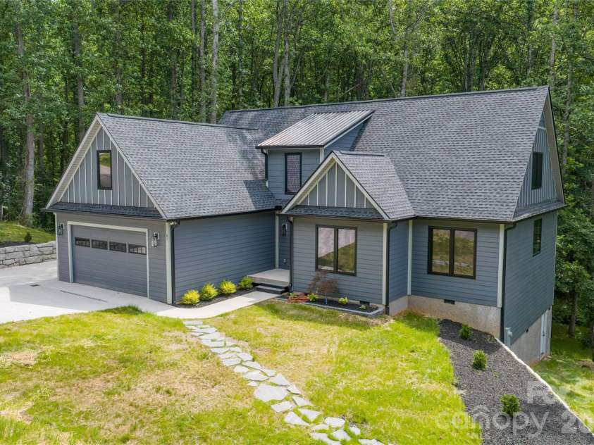 61 Bamboo Trail, Candler, NC 28715.  MLS# CAR4394352, YatesRealty ID 22870. 