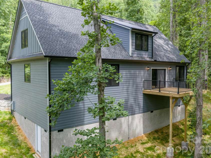 61 Bamboo Trail, Candler, NC 28715.  MLS# CAR4394352, YatesRealty ID 22870. 