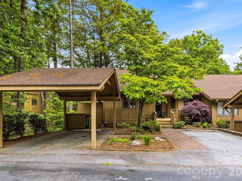 205 Scarlet Oak Lane, Hendersonville, NC 28791.  MLS# CAR4381898, YatesRealty ID 22871. 