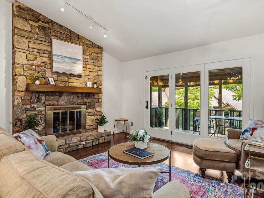 205 Scarlet Oak Lane, Hendersonville, NC 28791.  MLS# CAR4381898, YatesRealty ID 22871. 