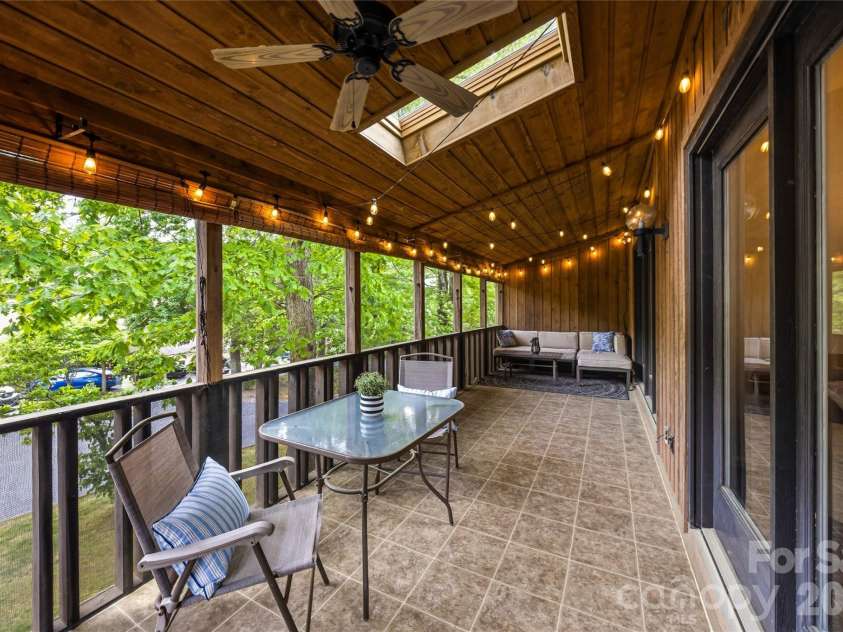 205 Scarlet Oak Lane, Hendersonville, NC 28791.  MLS# CAR4381898, YatesRealty ID 22871. 
