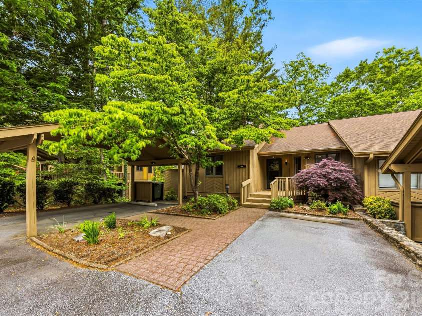 205 Scarlet Oak Lane, Hendersonville, NC 28791.  MLS# CAR4381898, YatesRealty ID 22871. 