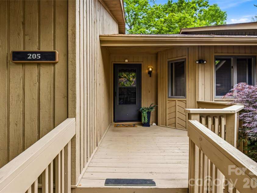 205 Scarlet Oak Lane, Hendersonville, NC 28791.  MLS# CAR4381898, YatesRealty ID 22871. 