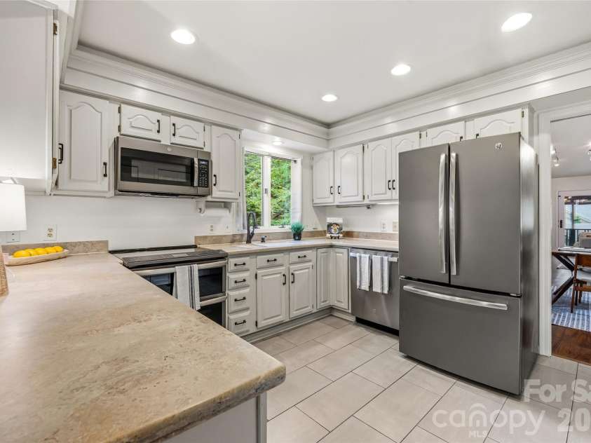 205 Scarlet Oak Lane, Hendersonville, NC 28791.  MLS# CAR4381898, YatesRealty ID 22871. 