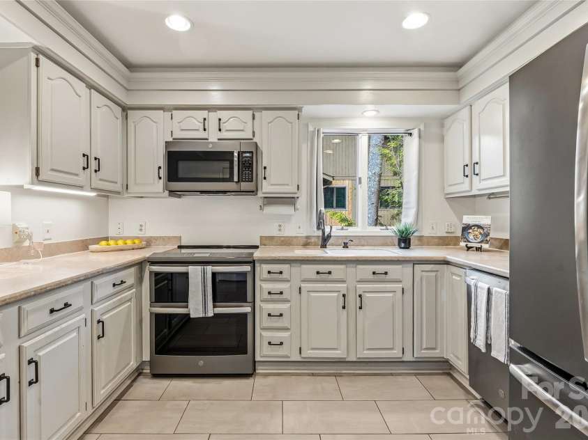 205 Scarlet Oak Lane, Hendersonville, NC 28791.  MLS# CAR4381898, YatesRealty ID 22871. 