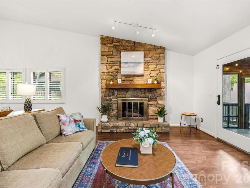 205 Scarlet Oak Lane, Hendersonville, NC 28791.  MLS# CAR4381898, YatesRealty ID 22871. 