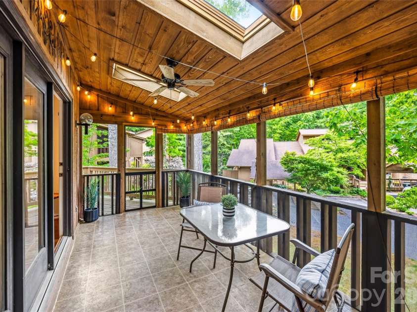 205 Scarlet Oak Lane, Hendersonville, NC 28791.  MLS# CAR4381898, YatesRealty ID 22871. 