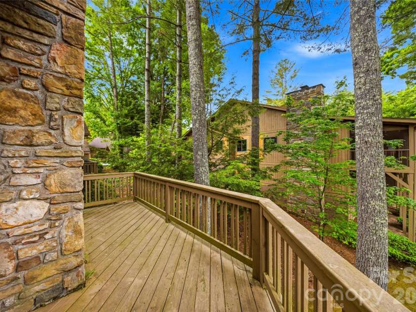 205 Scarlet Oak Lane, Hendersonville, NC 28791.  MLS# CAR4381898, YatesRealty ID 22871. 
