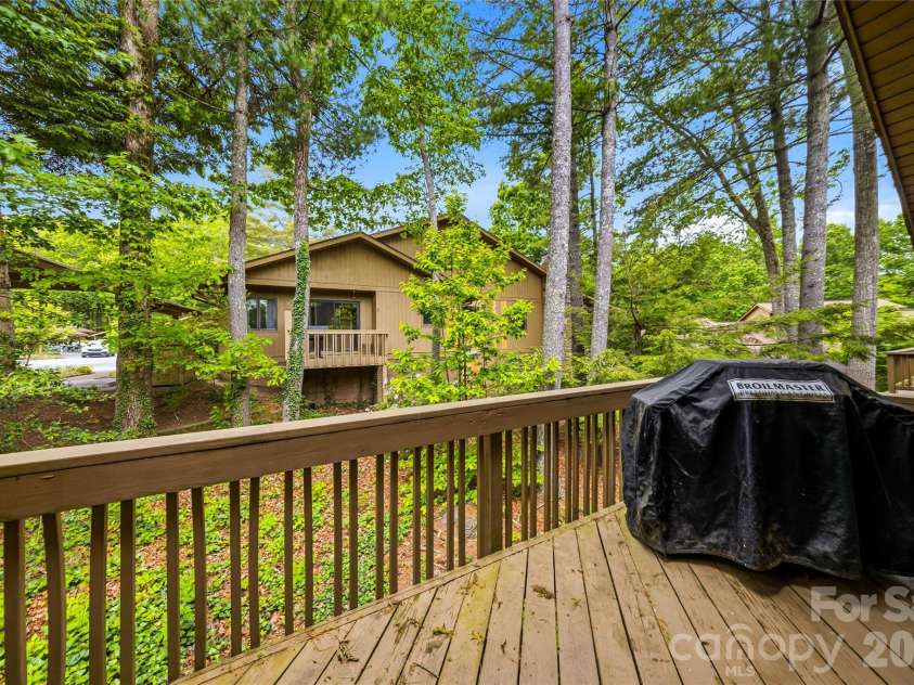 205 Scarlet Oak Lane, Hendersonville, NC 28791.  MLS# CAR4381898, YatesRealty ID 22871. 