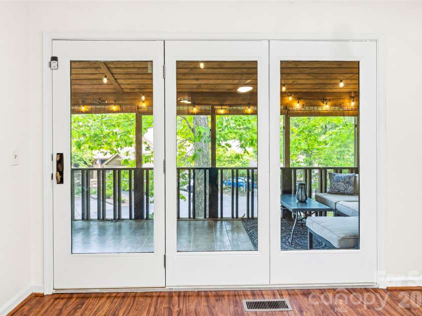 205 Scarlet Oak Lane, Hendersonville, NC 28791.  MLS# CAR4381898, YatesRealty ID 22871. 