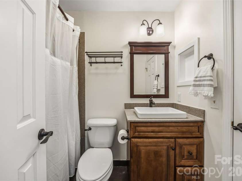 205 Scarlet Oak Lane, Hendersonville, NC 28791.  MLS# CAR4381898, YatesRealty ID 22871. 