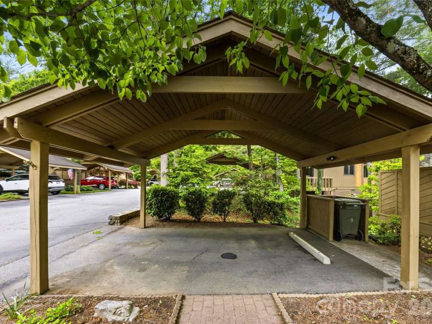205 Scarlet Oak Lane, Hendersonville, NC 28791.  MLS# CAR4381898, YatesRealty ID 22871. 