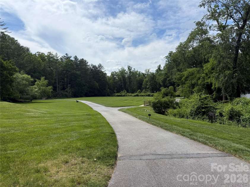 205 Scarlet Oak Lane, Hendersonville, NC 28791.  MLS# CAR4381898, YatesRealty ID 22871. Walking Trails