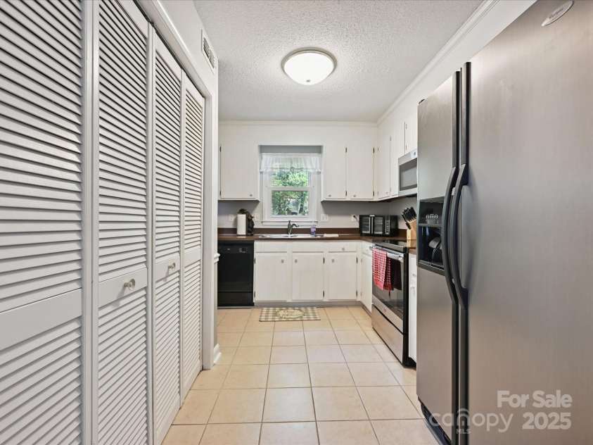 7639 Winterset Drive, Charlotte, NC 28270.  MLS# CAR4270699, YatesRealty ID 22872. 