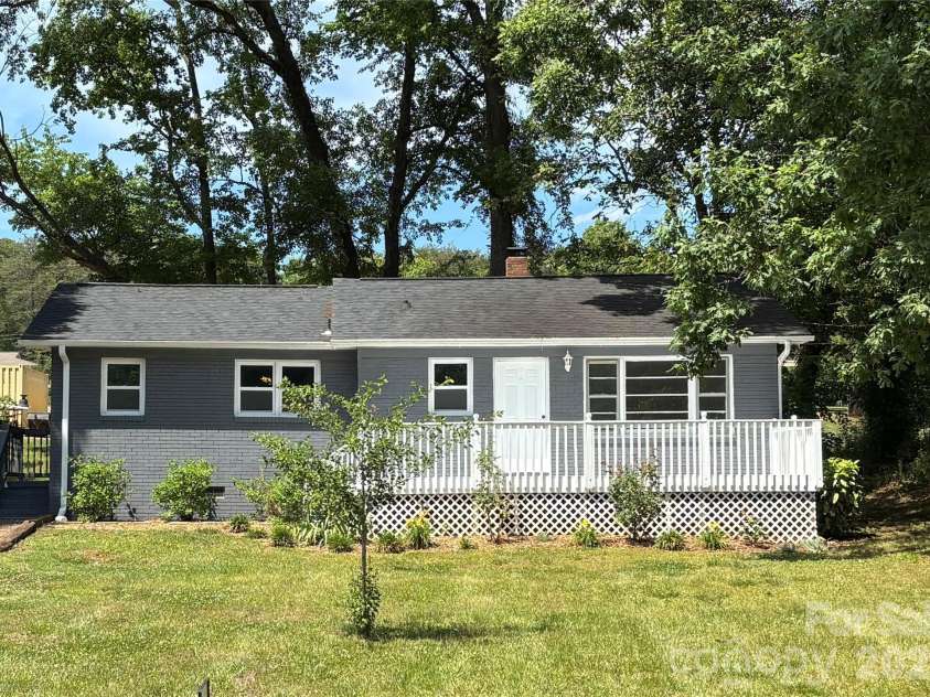 305 Forestway Drive, Mount Holly, NC 28120.  MLS# CAR4378844, YatesRealty ID 22874. 