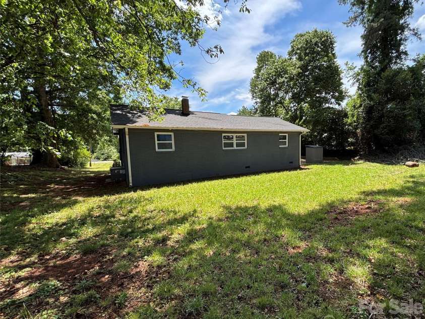 305 Forestway Drive, Mount Holly, NC 28120.  MLS# CAR4378844, YatesRealty ID 22874. 