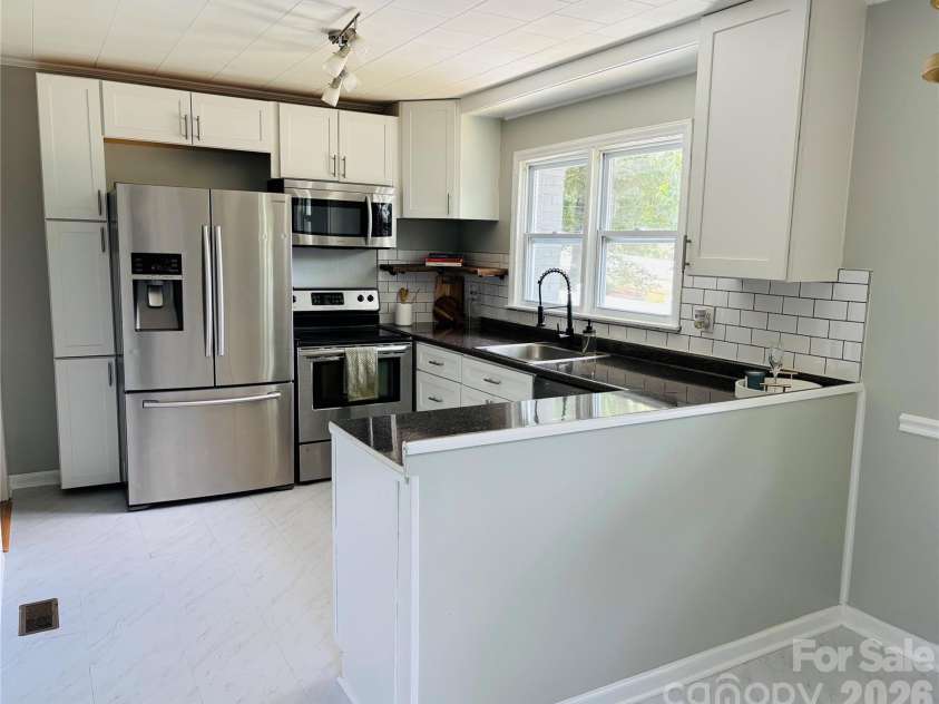 305 Forestway Drive, Mount Holly, NC 28120.  MLS# CAR4378844, YatesRealty ID 22874. Kitchen