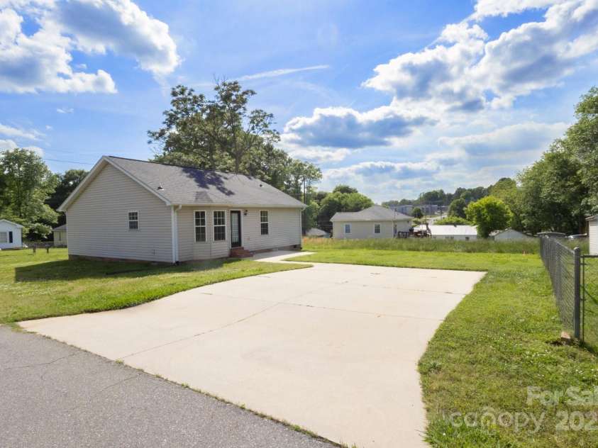 318 Huffman Road, Gastonia, NC 28056.  MLS# CAR4250230, YatesRealty ID 22875. Driveway