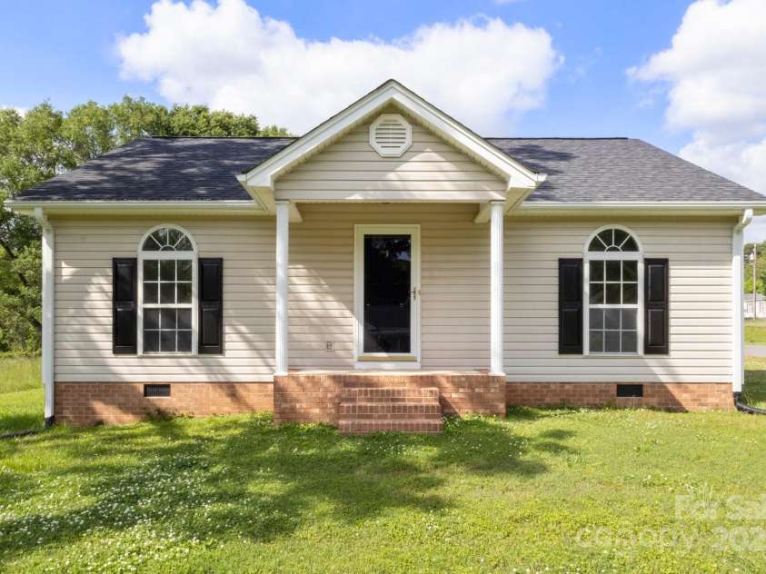 318 Huffman Road, Gastonia, NC 28056.  MLS# CAR4250230, YatesRealty ID 22875. Front Door