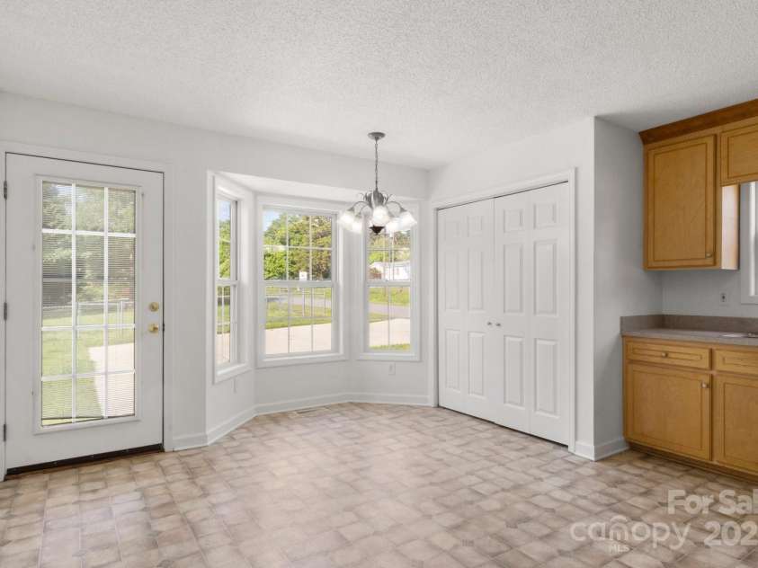 318 Huffman Road, Gastonia, NC 28056.  MLS# CAR4250230, YatesRealty ID 22875. Kitchen