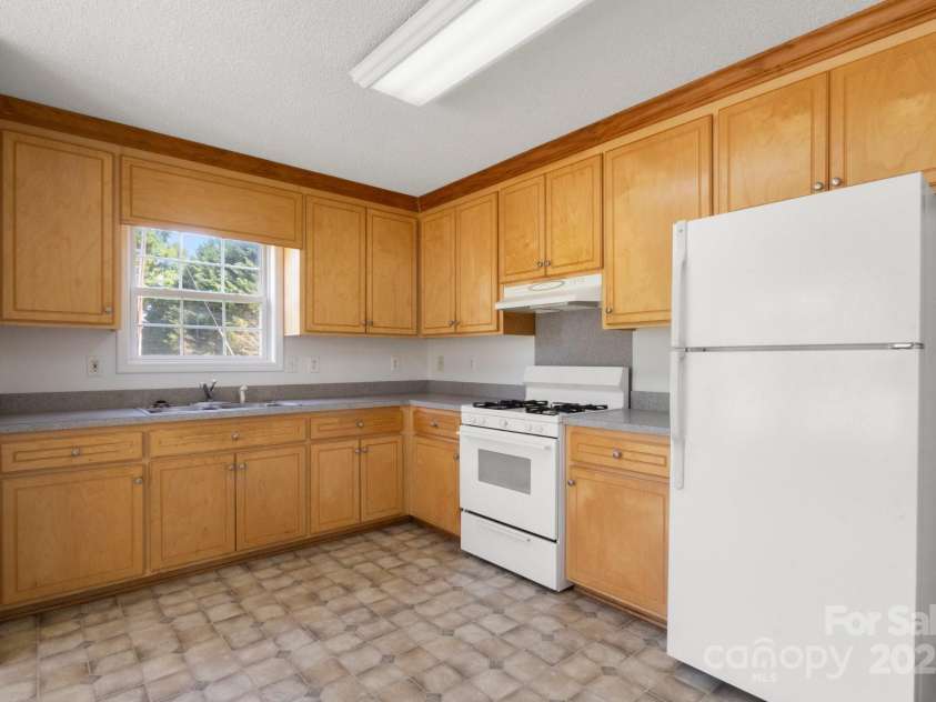 318 Huffman Road, Gastonia, NC 28056.  MLS# CAR4250230, YatesRealty ID 22875. Kitchen