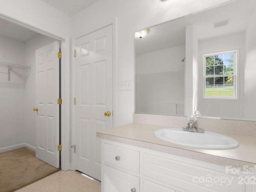 318 Huffman Road, Gastonia, NC 28056.  MLS# CAR4250230, YatesRealty ID 22875. Primary Bathroom