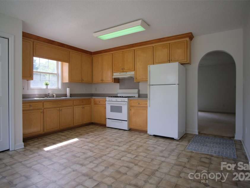 318 Huffman Road, Gastonia, NC 28056.  MLS# CAR4297104, YatesRealty ID 22875. Kitchen with all appliances to remain.