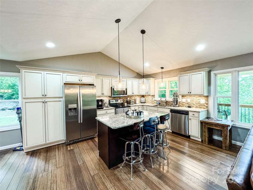 171 View Ridge Parkway, Leicester, NC 28748.  MLS# CAR4265140, YatesRealty ID 22876. 