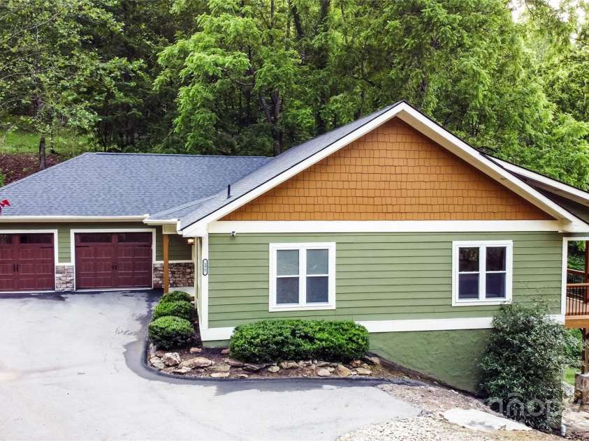 171 View Ridge Parkway, Leicester, NC 28748.  MLS# CAR4265140, YatesRealty ID 22876. 