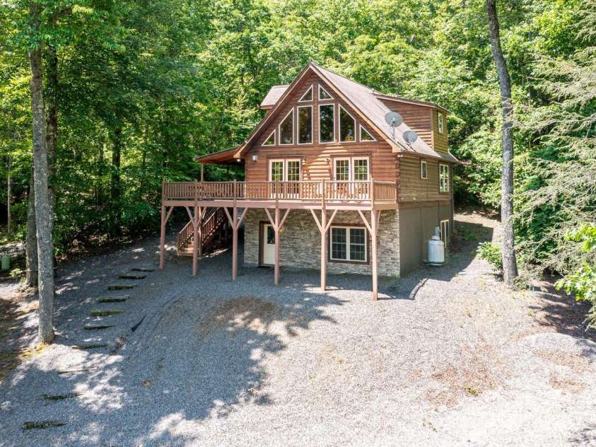 26 Upper Ridge Road, Black Mountain, NC 28711.  MLS# CAR4274378, YatesRealty ID 22879. 28 Upper Ridge Road