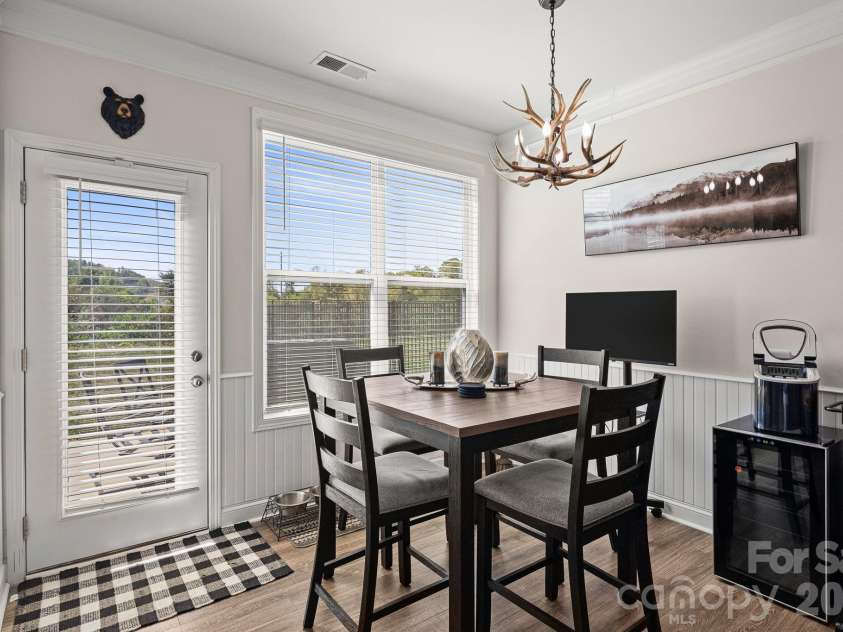 199 Fox Cove Road, Hendersonville, NC 28792.  MLS# CAR4373757, YatesRealty ID 22880. Breakfast room