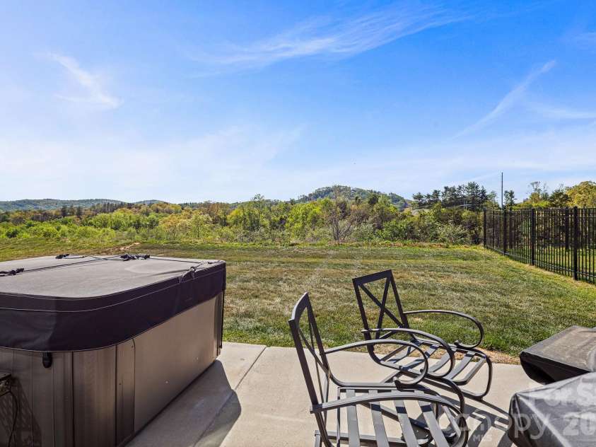 199 Fox Cove Road, Hendersonville, NC 28792.  MLS# CAR4373757, YatesRealty ID 22880. Jacuzzi