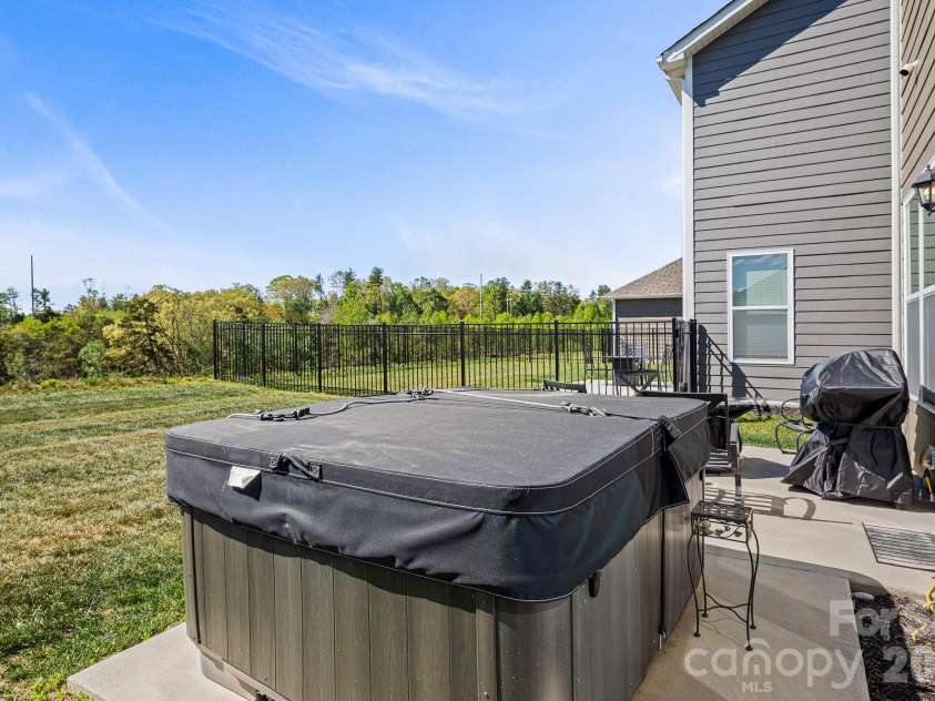 199 Fox Cove Road, Hendersonville, NC 28792.  MLS# CAR4373757, YatesRealty ID 22880. Jacuzzi