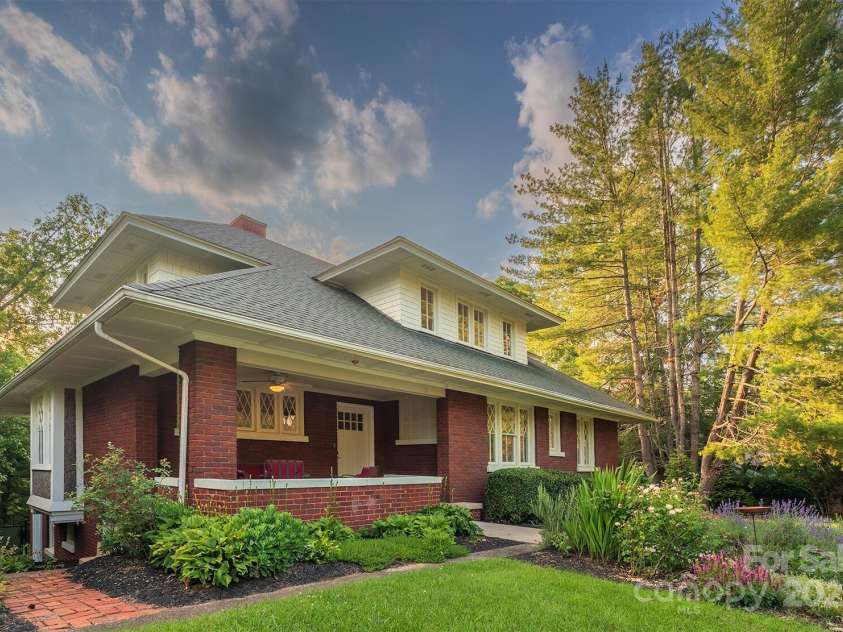 42 Lawrence Place, Asheville, NC 28801.  MLS# CAR4275242, YatesRealty ID 22882. 