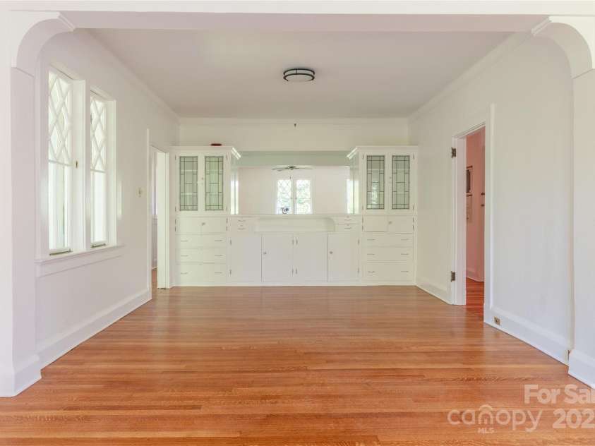 42 Lawrence Place, Asheville, NC 28801.  MLS# CAR4275242, YatesRealty ID 22882. 