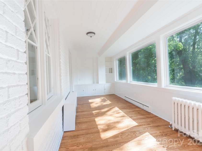 42 Lawrence Place, Asheville, NC 28801.  MLS# CAR4275242, YatesRealty ID 22882. 