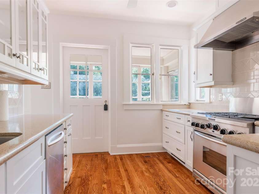 42 Lawrence Place, Asheville, NC 28801.  MLS# CAR4275242, YatesRealty ID 22882. 