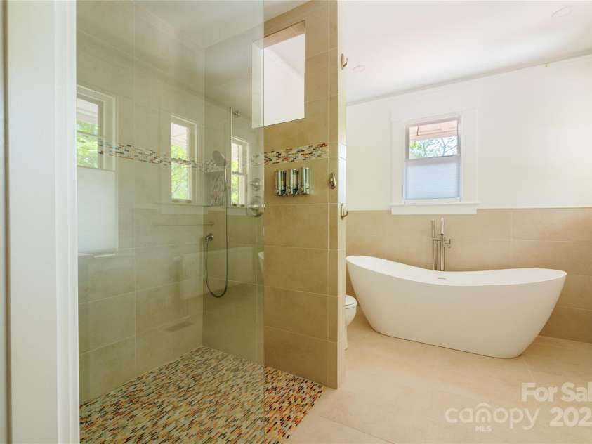 42 Lawrence Place, Asheville, NC 28801.  MLS# CAR4275242, YatesRealty ID 22882. 