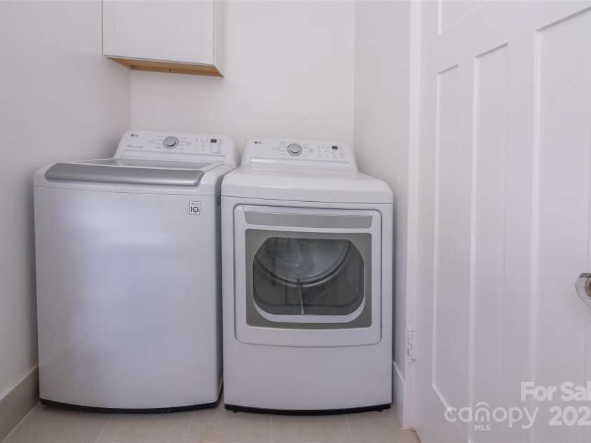 42 Lawrence Place, Asheville, NC 28801.  MLS# CAR4275242, YatesRealty ID 22882. 