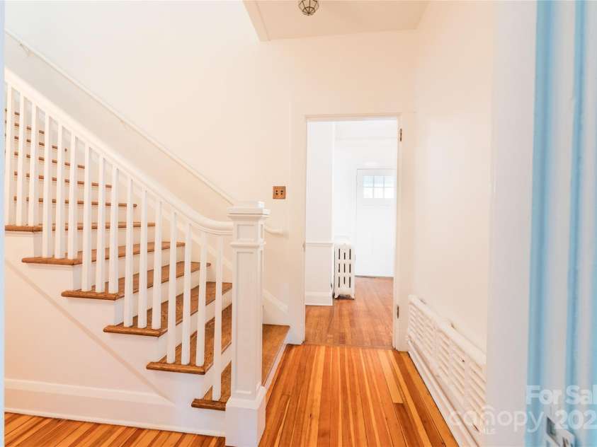 42 Lawrence Place, Asheville, NC 28801.  MLS# CAR4275242, YatesRealty ID 22882. 