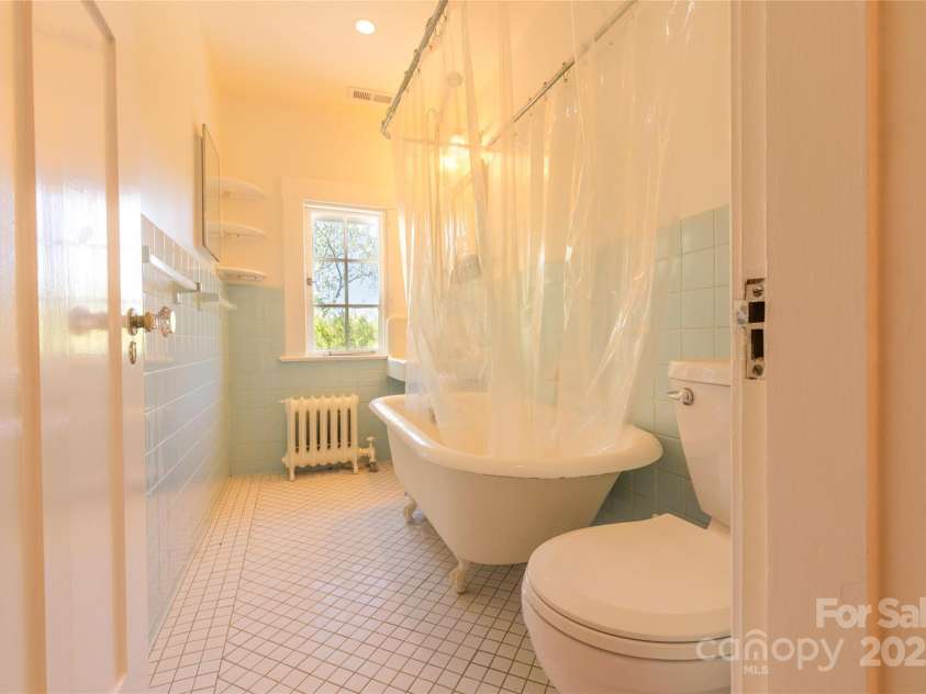 42 Lawrence Place, Asheville, NC 28801.  MLS# CAR4275242, YatesRealty ID 22882. 