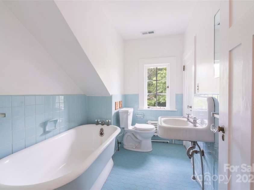 42 Lawrence Place, Asheville, NC 28801.  MLS# CAR4275242, YatesRealty ID 22882. 