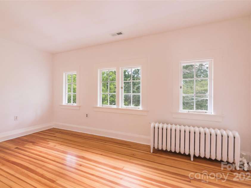 42 Lawrence Place, Asheville, NC 28801.  MLS# CAR4275242, YatesRealty ID 22882. 