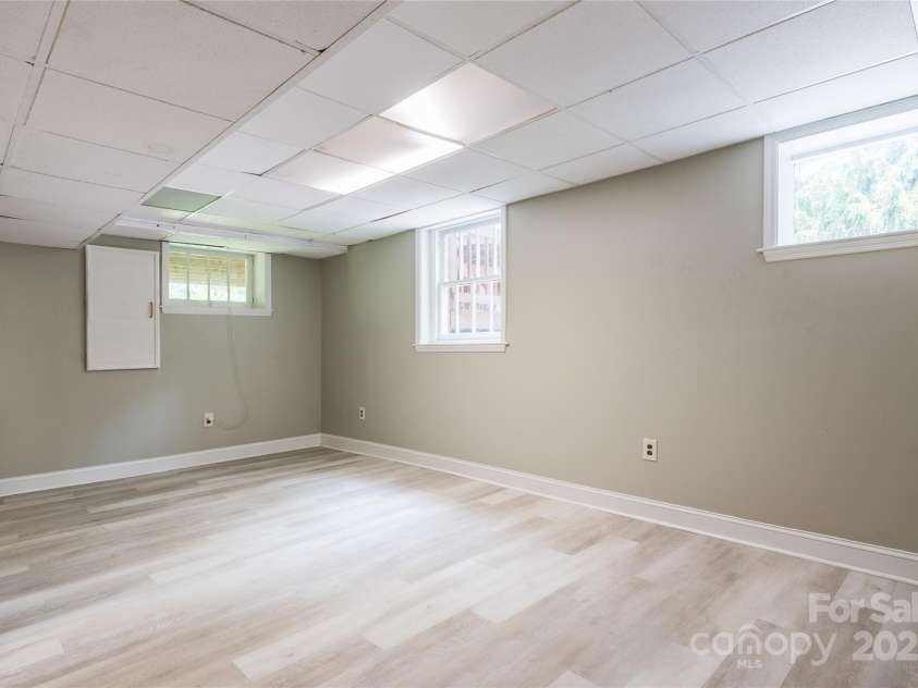 42 Lawrence Place, Asheville, NC 28801.  MLS# CAR4275242, YatesRealty ID 22882. 