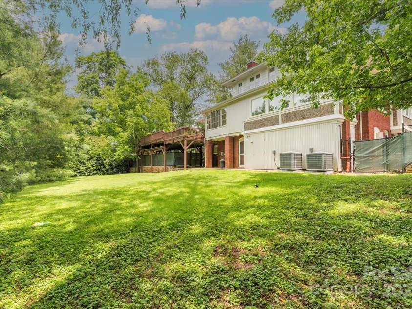 42 Lawrence Place, Asheville, NC 28801.  MLS# CAR4275242, YatesRealty ID 22882. 